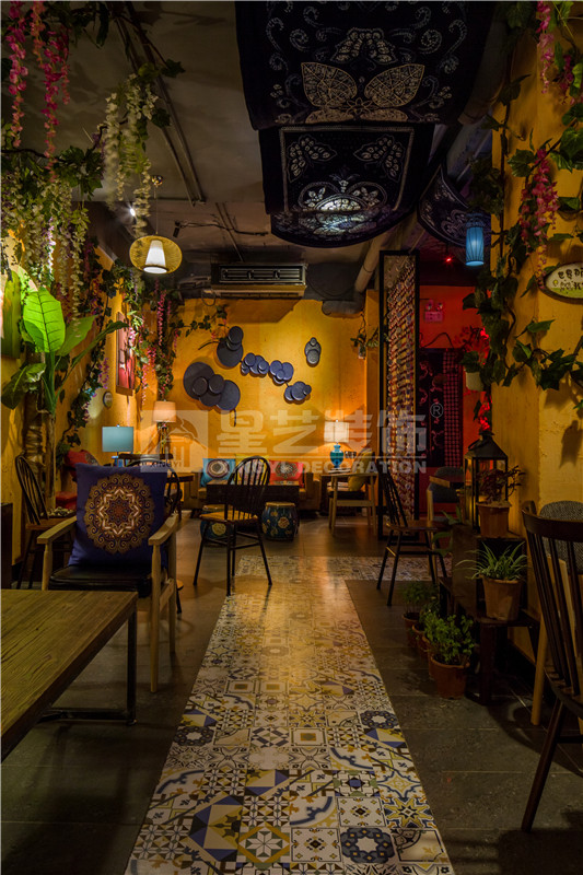 大化“因?yàn)樗浴笨Х壬铕^200平裝飾畫(huà)裝修設(shè)計(jì)實(shí)景圖