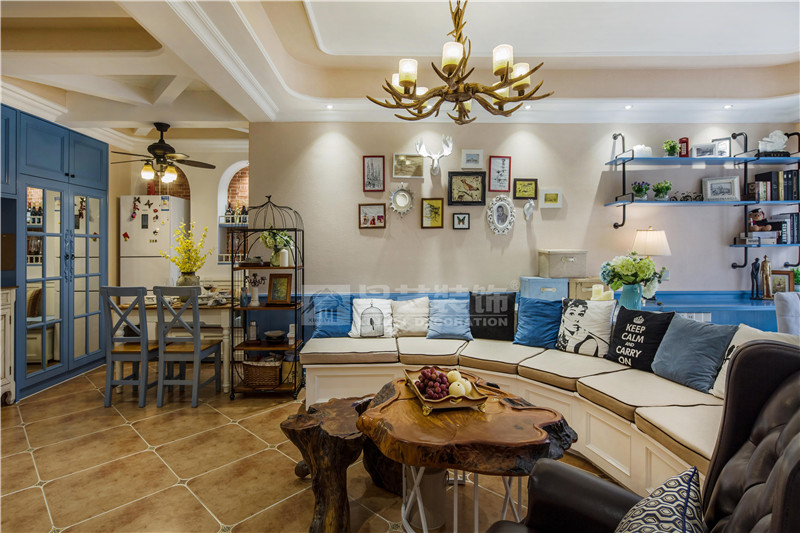 鳳嶺山語(yǔ)城89平美式地中海客廳裝修實(shí)景圖