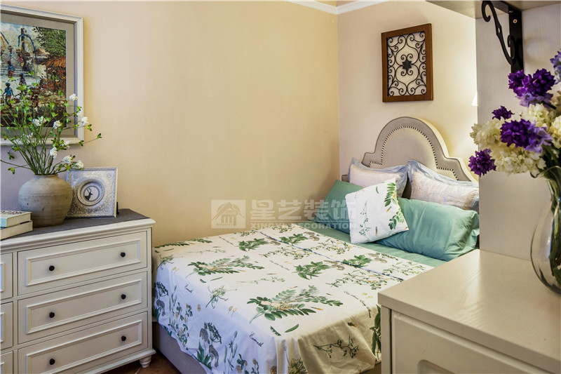 鳳嶺山語(yǔ)城89平美式地中海臥室裝修實(shí)景圖