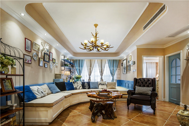 鳳嶺山語(yǔ)城89平美式地中?？蛷d裝修實(shí)景圖