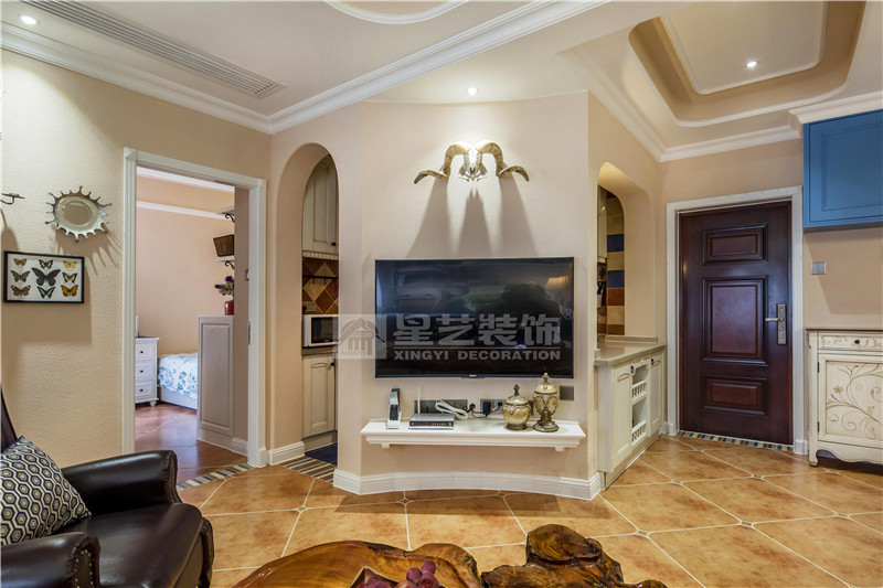 鳳嶺山語(yǔ)城89平美式地中海客廳裝修實(shí)景圖