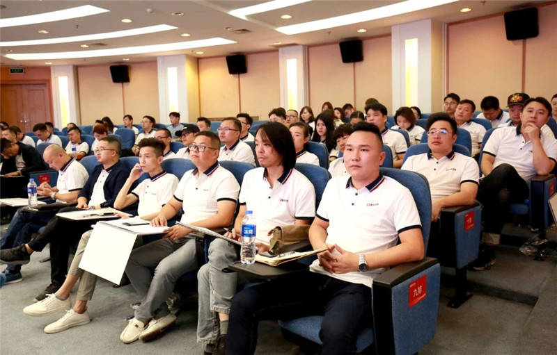 廣東星藝裝飾集團(tuán)2018年全國設(shè)計(jì)總監(jiān)特訓(xùn)在大連舉行 廣東星藝裝飾集團(tuán)2018年全國設(shè)計(jì)總監(jiān)特訓(xùn)在大連舉行