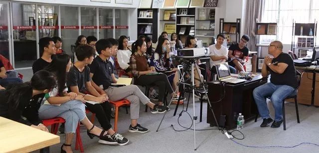 余工在星藝班上與學(xué)生們互動