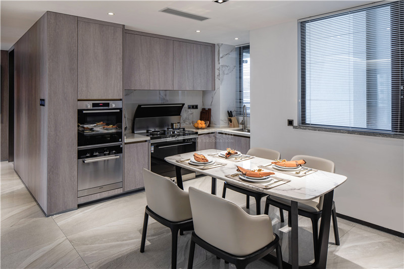 華發(fā)國賓一號120平餐廳裝修實(shí)景圖