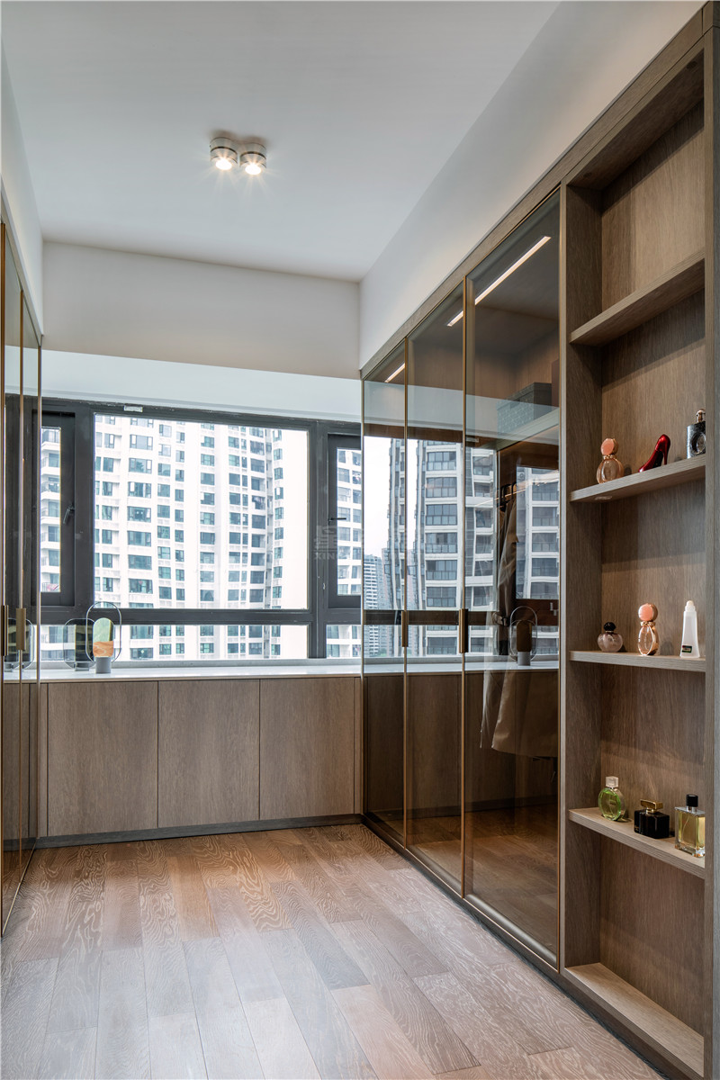 華發(fā)國賓壹號120平衣帽間裝修實(shí)景圖