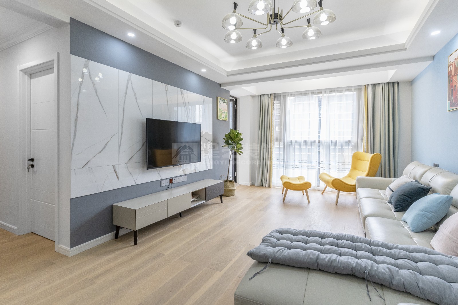 廣源大都會(huì)90平客廳裝修實(shí)景圖