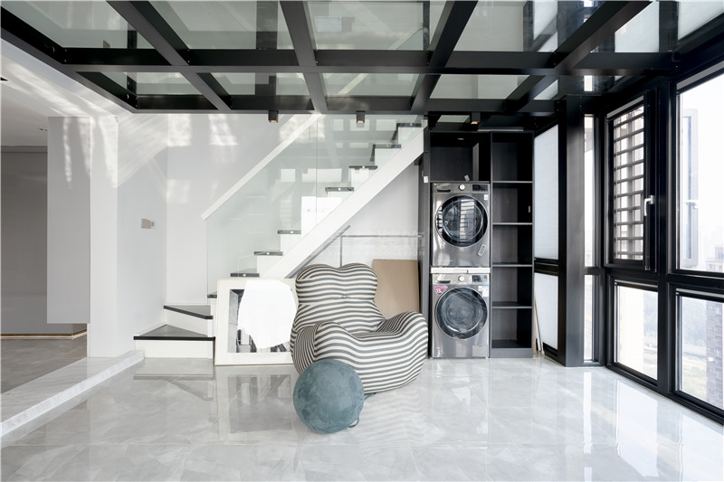 聯(lián)發(fā)君瀾180平樓梯區(qū)裝修實景圖