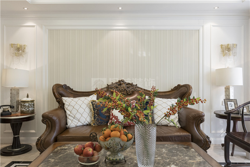 翡翠時光240平復式沙發(fā)背景墻裝修實景圖