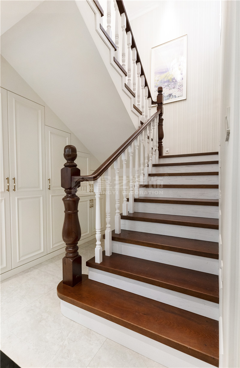 翡翠時光240平復式樓梯裝修實景圖