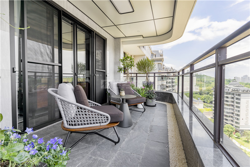 青山府 200平陽臺裝修實(shí)景圖