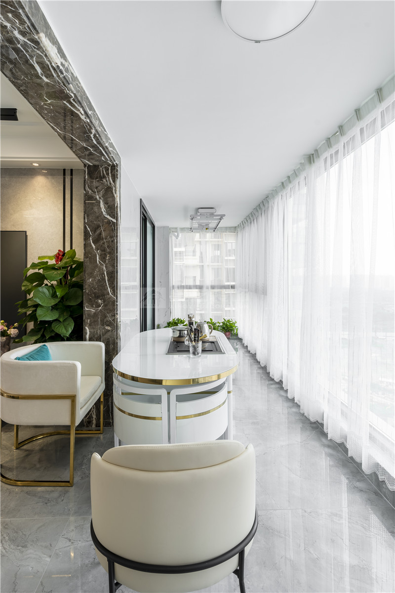 唐樾青山135平陽臺裝修實(shí)景圖