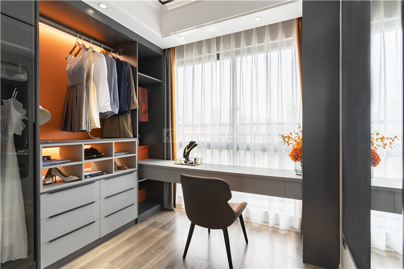 來賓樣板房 126平衣帽間裝修實(shí)景圖