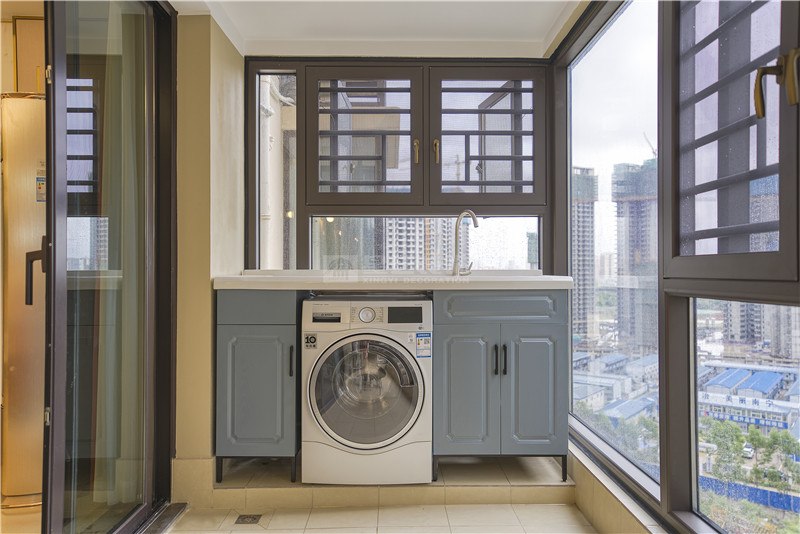 保利翎峰臺(tái)150平陽臺(tái)裝修實(shí)景圖