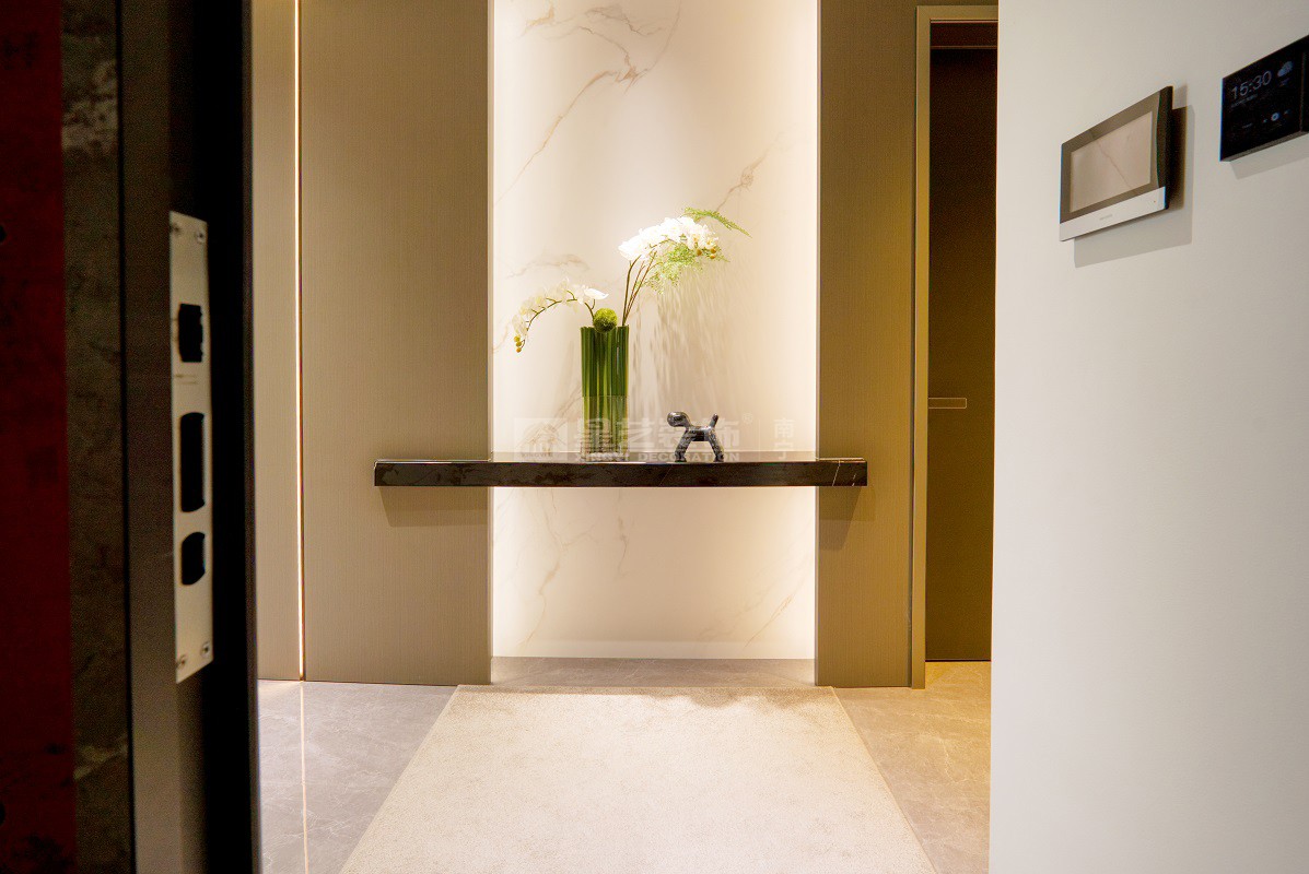 唐樾青山240平現(xiàn)代風(fēng)格玄關(guān)裝修實(shí)景