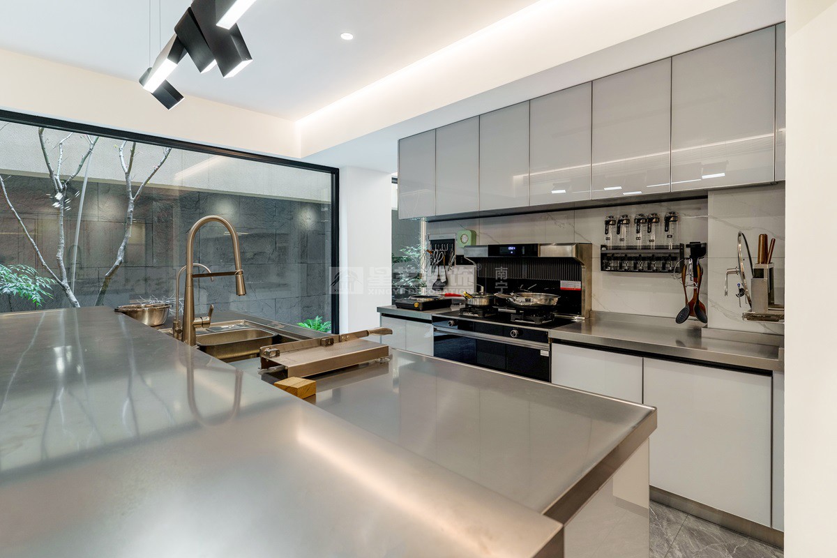 保利山漸青800平現(xiàn)代輕奢廚房裝修實(shí)景