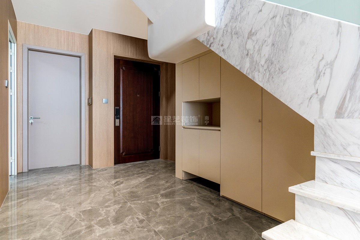 建發(fā)五象印月140平現(xiàn)代風(fēng)格玄關(guān)裝修實(shí)景