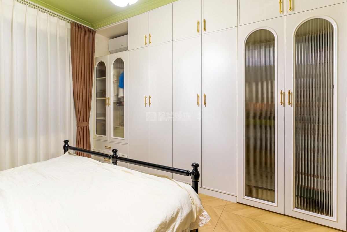 彰泰濱江學(xué)府118平輕法式臥室裝修實(shí)景