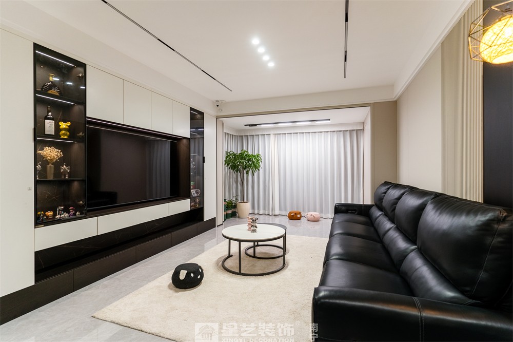 保利領譽府132平現(xiàn)代簡約客廳裝修實景