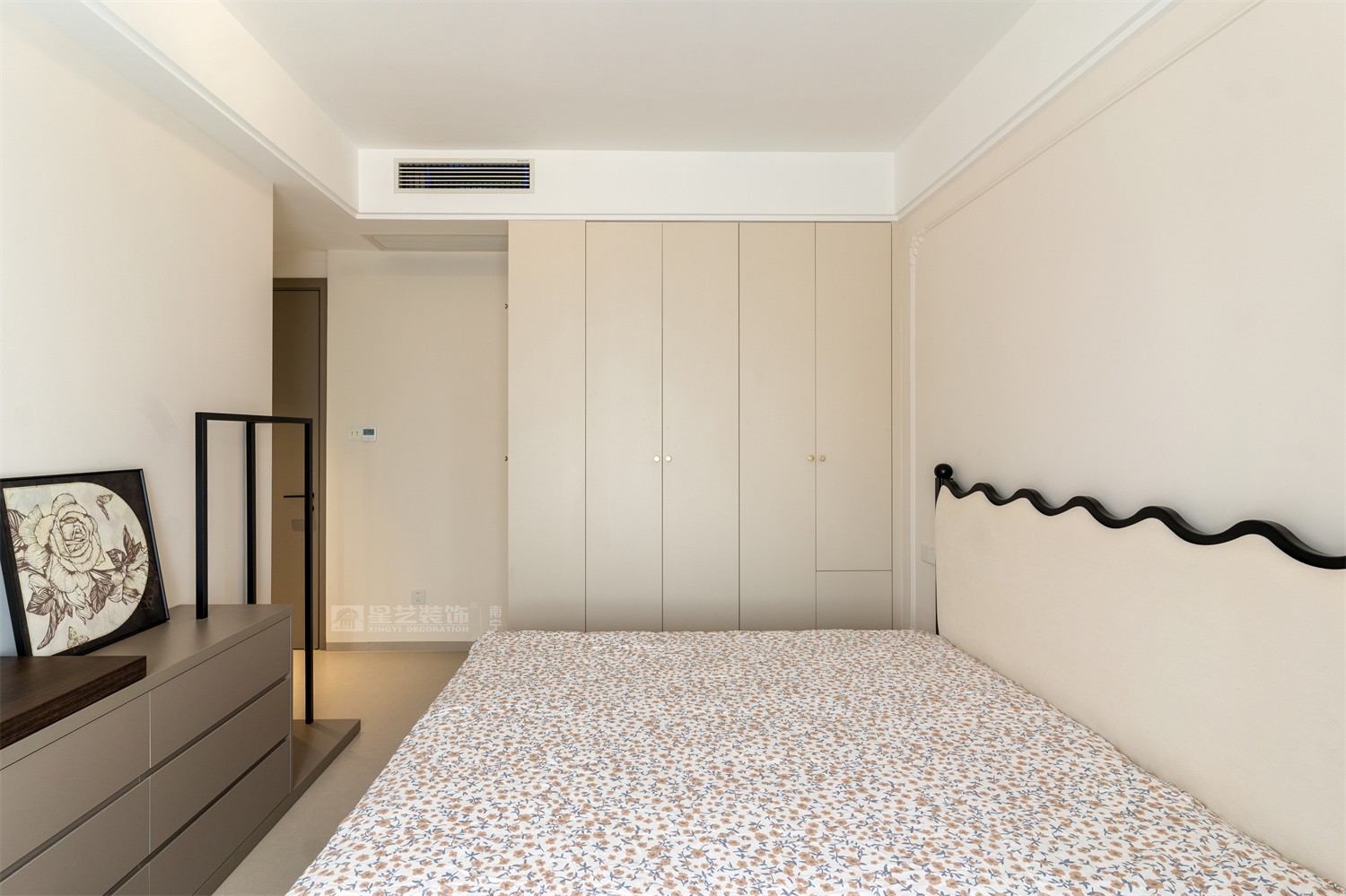 華潤(rùn)西園悅府118平法式臥室裝修完工實(shí)景圖