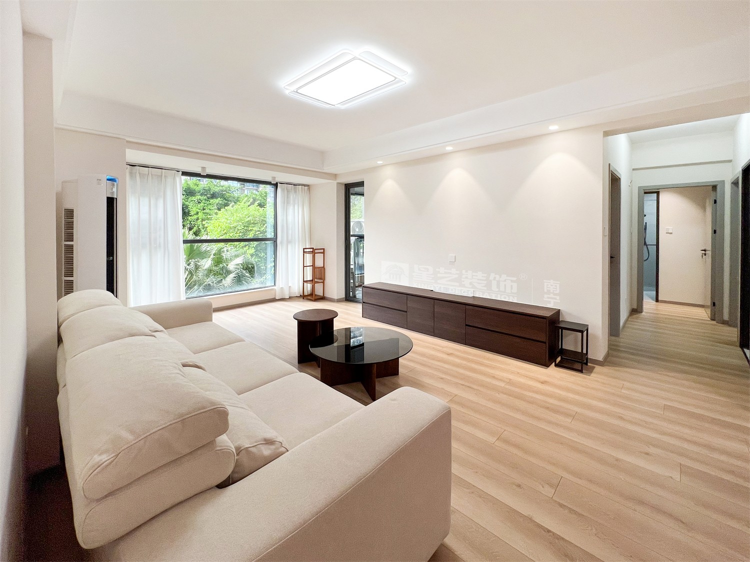 榮和中央公園110平現(xiàn)代簡約風(fēng)客廳裝修完工實景圖