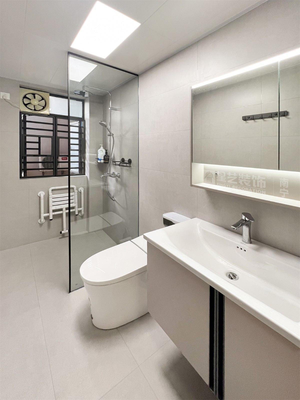 榮和中央公園110平現(xiàn)代簡約風(fēng)衛(wèi)生間裝修完工實景圖