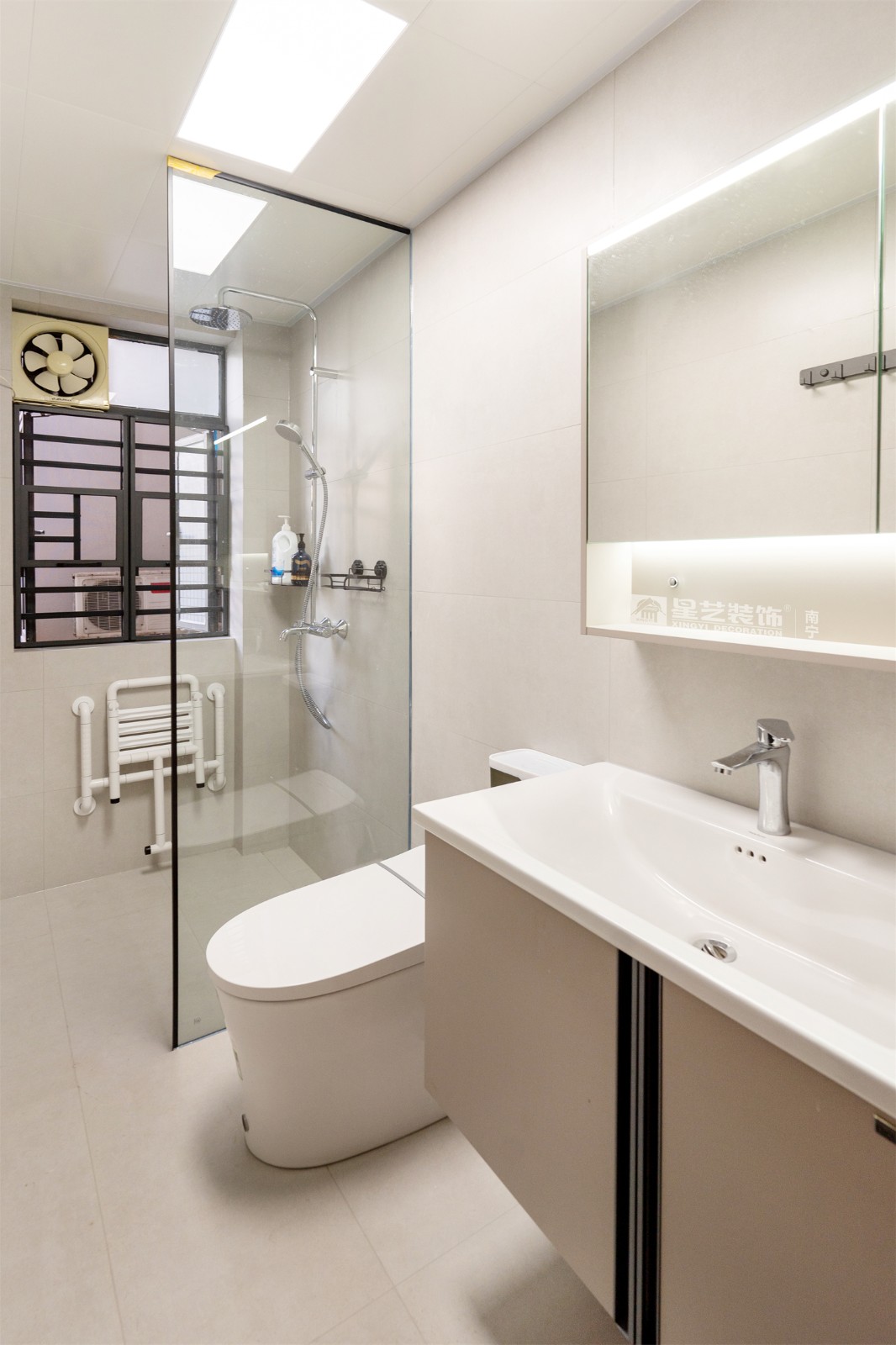 榮和中央公園110平現(xiàn)代簡約風(fēng)衛(wèi)生間裝修完工實景圖