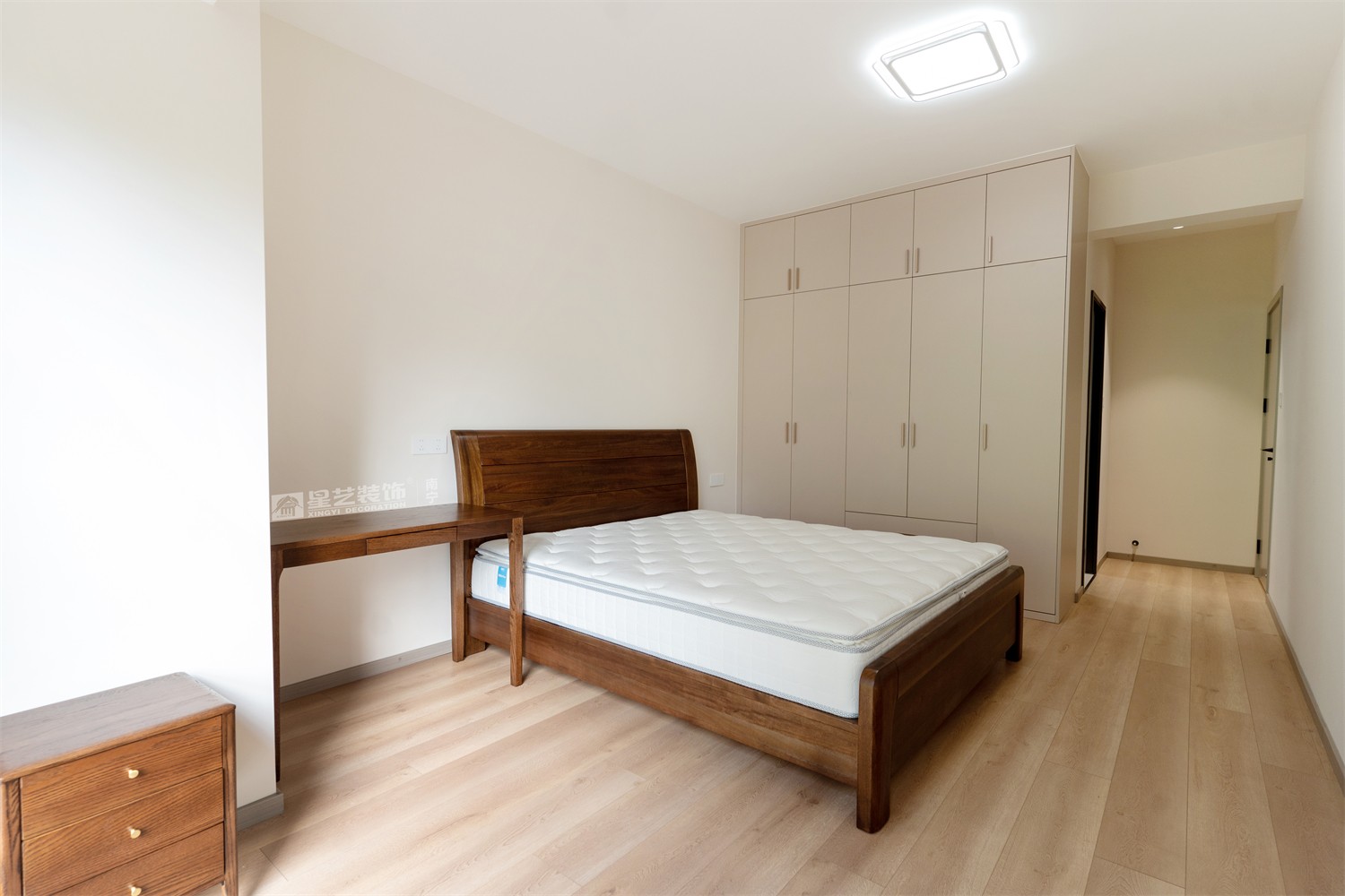 榮和中央公園110平現(xiàn)代簡約風(fēng)臥室裝修完工實景圖