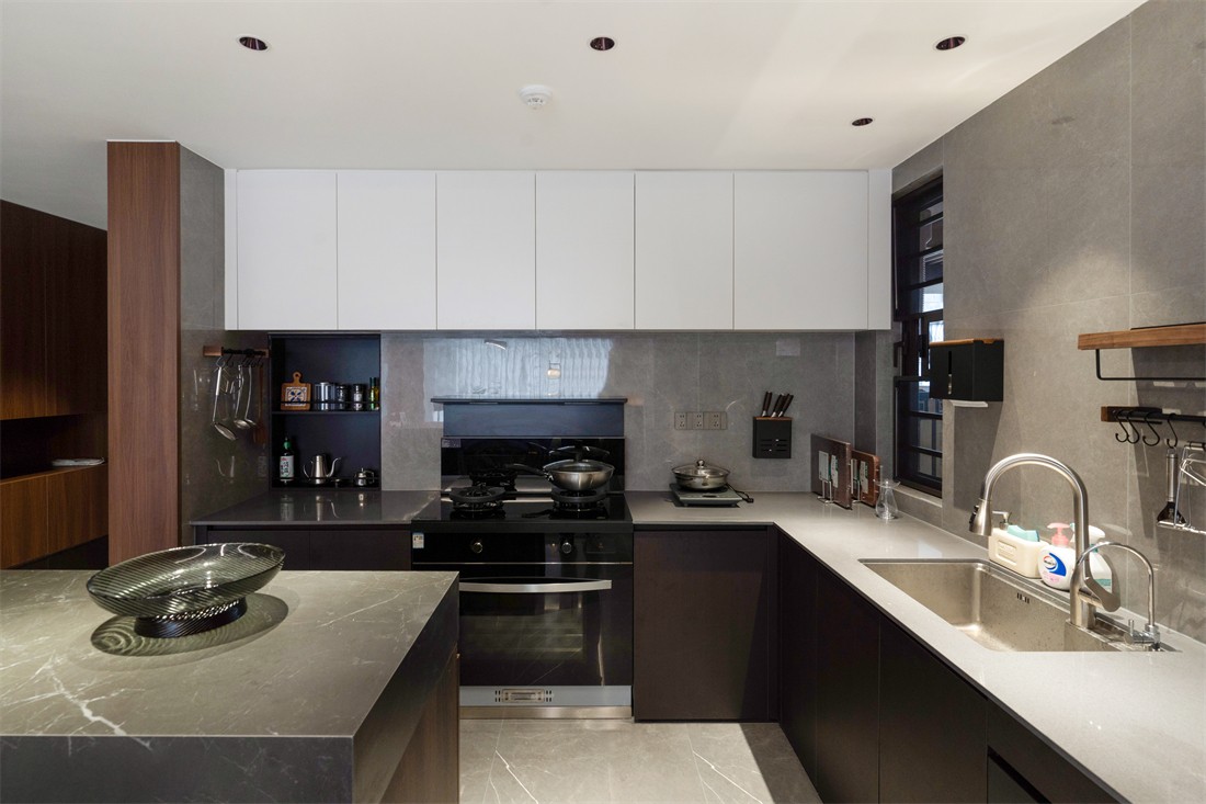 建發(fā)央著140平現(xiàn)代風(fēng)格廚房裝修完工實景