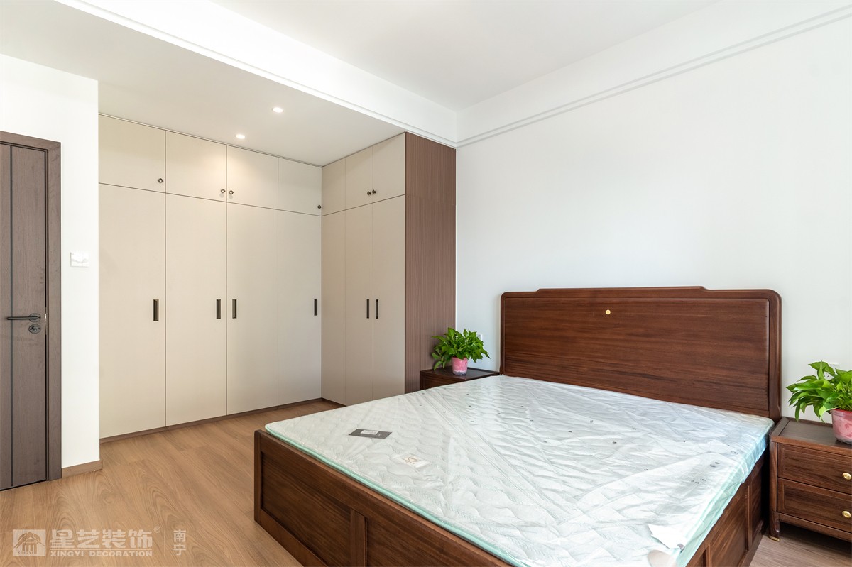 津頭小區(qū)140平原木風(fēng)臥室完工實景圖