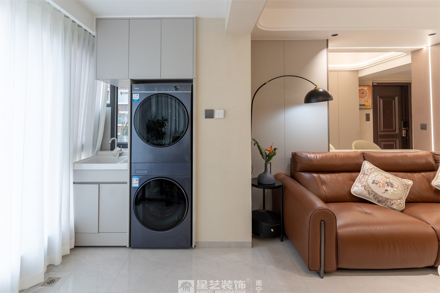 嘉逸城120平現(xiàn)代風格陽臺裝修完工實景圖