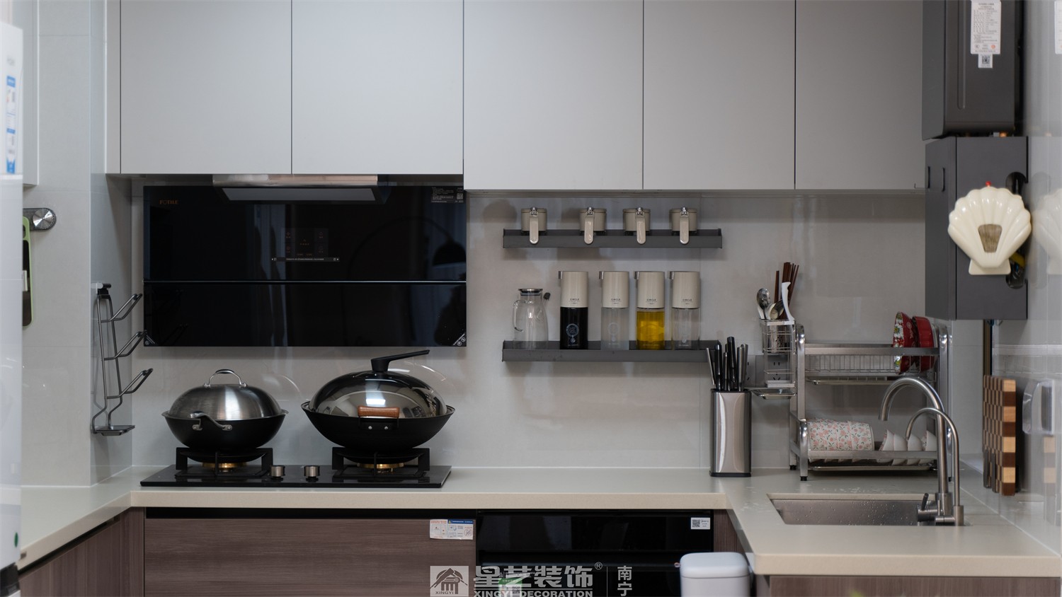 嘉逸城120平現(xiàn)代風格廚房裝修完工實景圖
