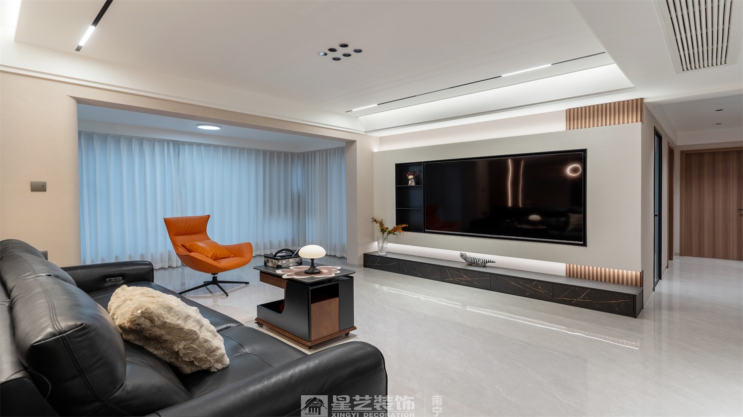 嘉逸城147平現(xiàn)代風格客廳裝修完工實景圖