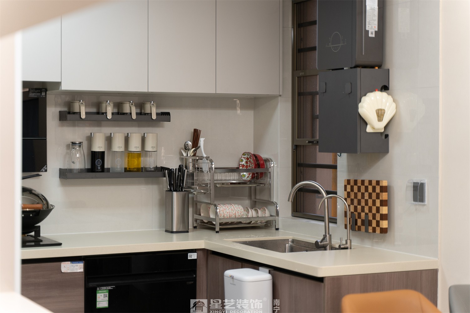 嘉逸城120平現(xiàn)代風格廚房裝修完工實景圖