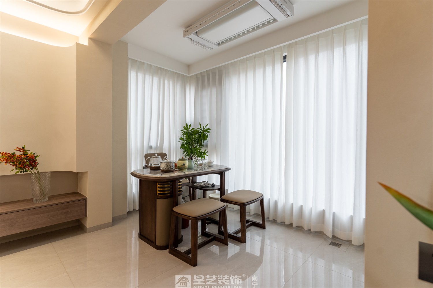 嘉逸城120平現(xiàn)代風格陽臺裝修完工實景圖