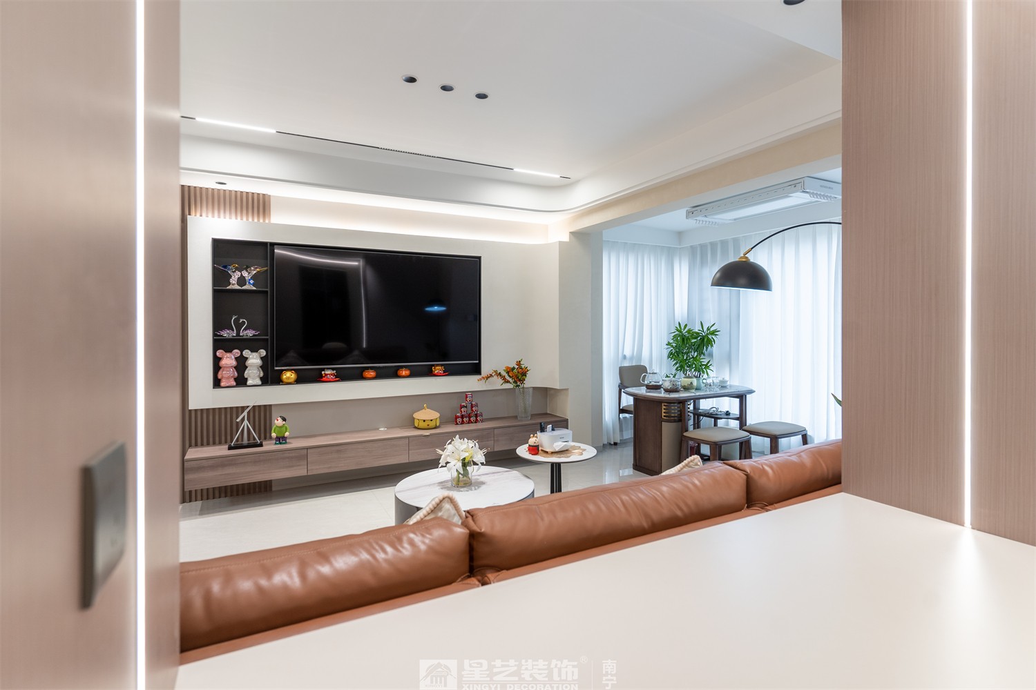 嘉逸城120平現(xiàn)代風格客廳裝修完工實景圖