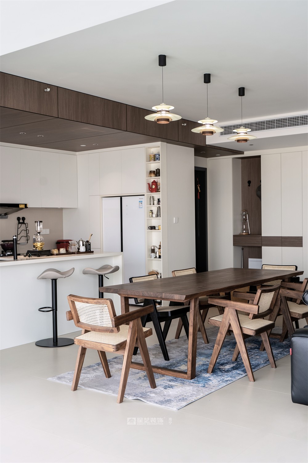 上水灣200平現(xiàn)代原木風餐廳裝修完工實景圖