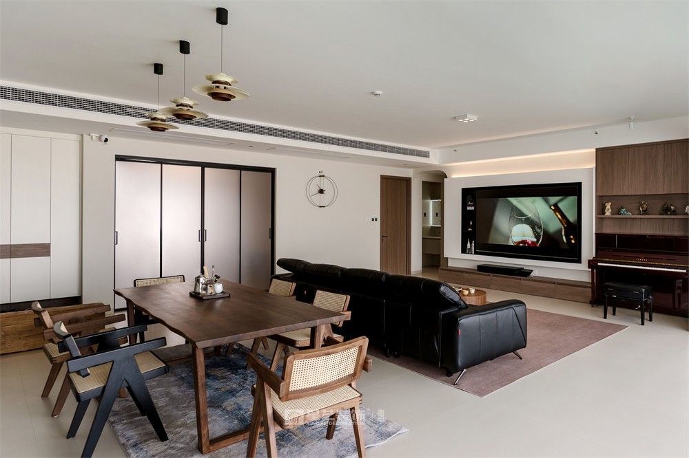 上水灣200平現(xiàn)代原木風餐廳裝修完工實景圖