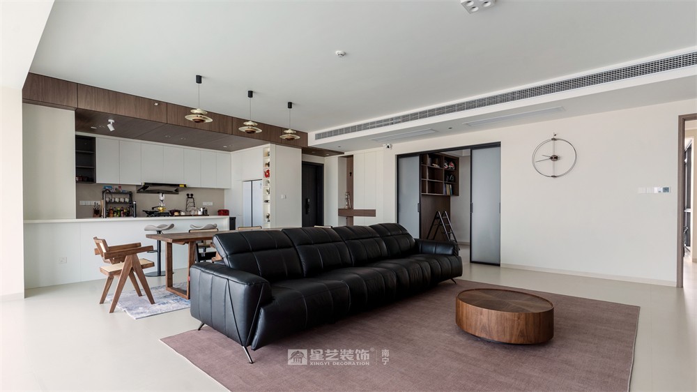 上水灣200平現(xiàn)代原木風客廳裝修完工實景圖