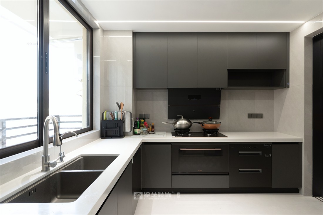 大唐臻觀196平現(xiàn)代簡約廚房裝修完工實(shí)景