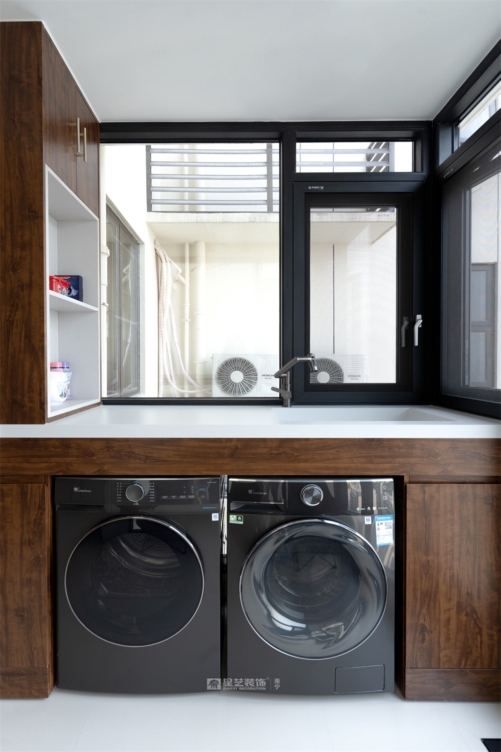 上水灣200平現(xiàn)代原木風陽臺裝修完工實景圖