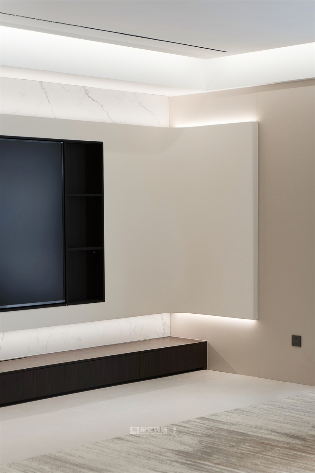 大唐臻觀196平現(xiàn)代簡約客廳裝修完工實(shí)景