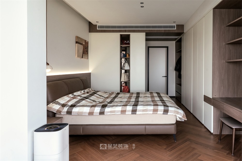 上水灣200平現(xiàn)代原木風臥室裝修完工實景圖