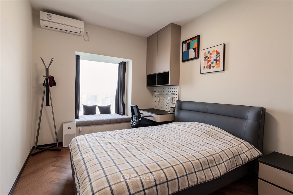 上水灣200平現(xiàn)代原木風臥室裝修完工實景圖