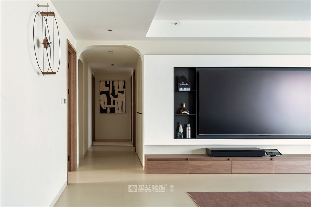 上水灣200平現(xiàn)代原木風客廳裝修完工實景圖