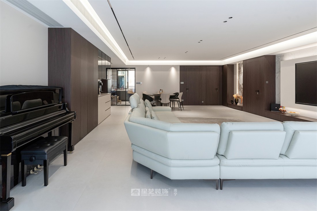 大唐臻觀196平現(xiàn)代簡約客廳裝修完工實(shí)景