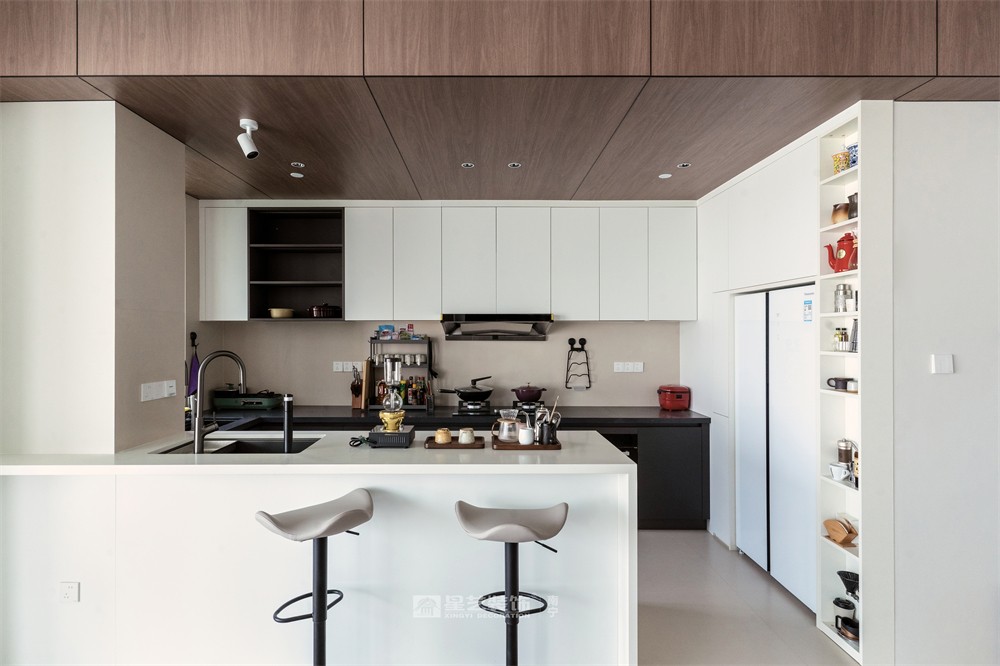 上水灣200平現(xiàn)代原木風廚房裝修完工實景圖