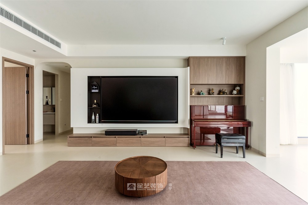 上水灣200平現(xiàn)代原木風客廳裝修完工實景圖