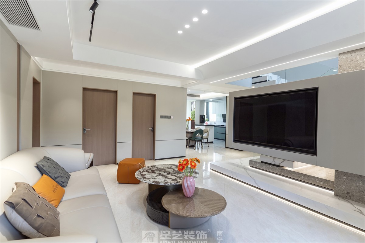 德澤苑220平現(xiàn)代簡(jiǎn)約客廳裝修完工實(shí)景圖