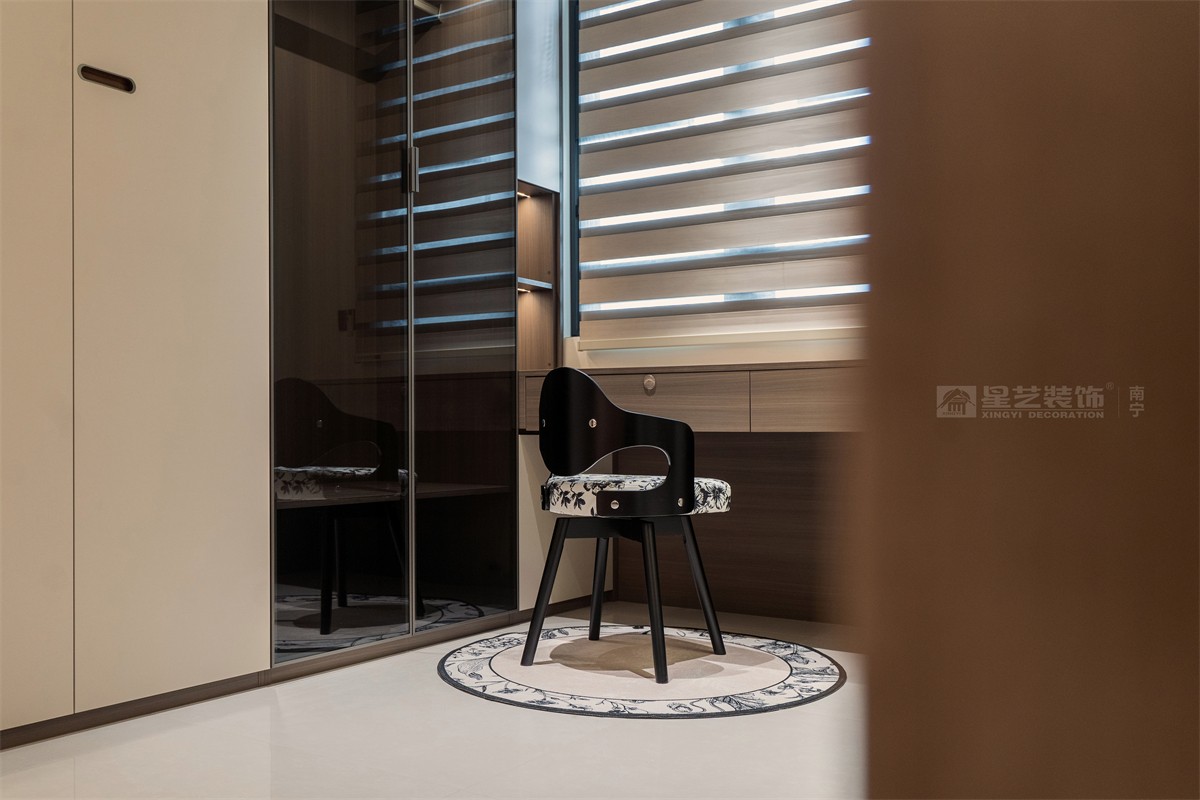 華潤(rùn)西園潤(rùn)府143平意式輕奢衣帽間裝修完工實(shí)景圖