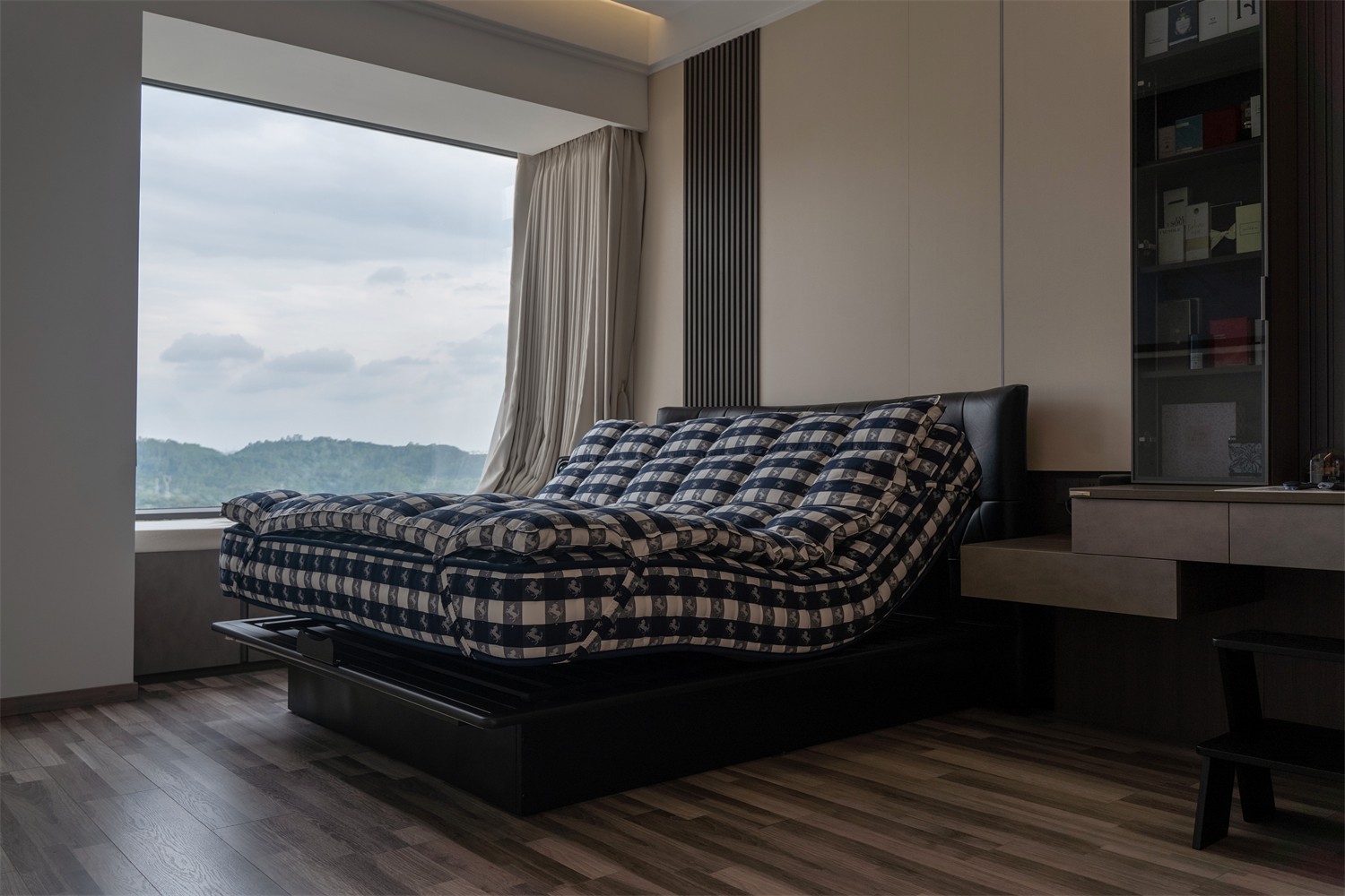 華發(fā)國賓壹號140平現(xiàn)代輕奢臥室裝修完工實景圖